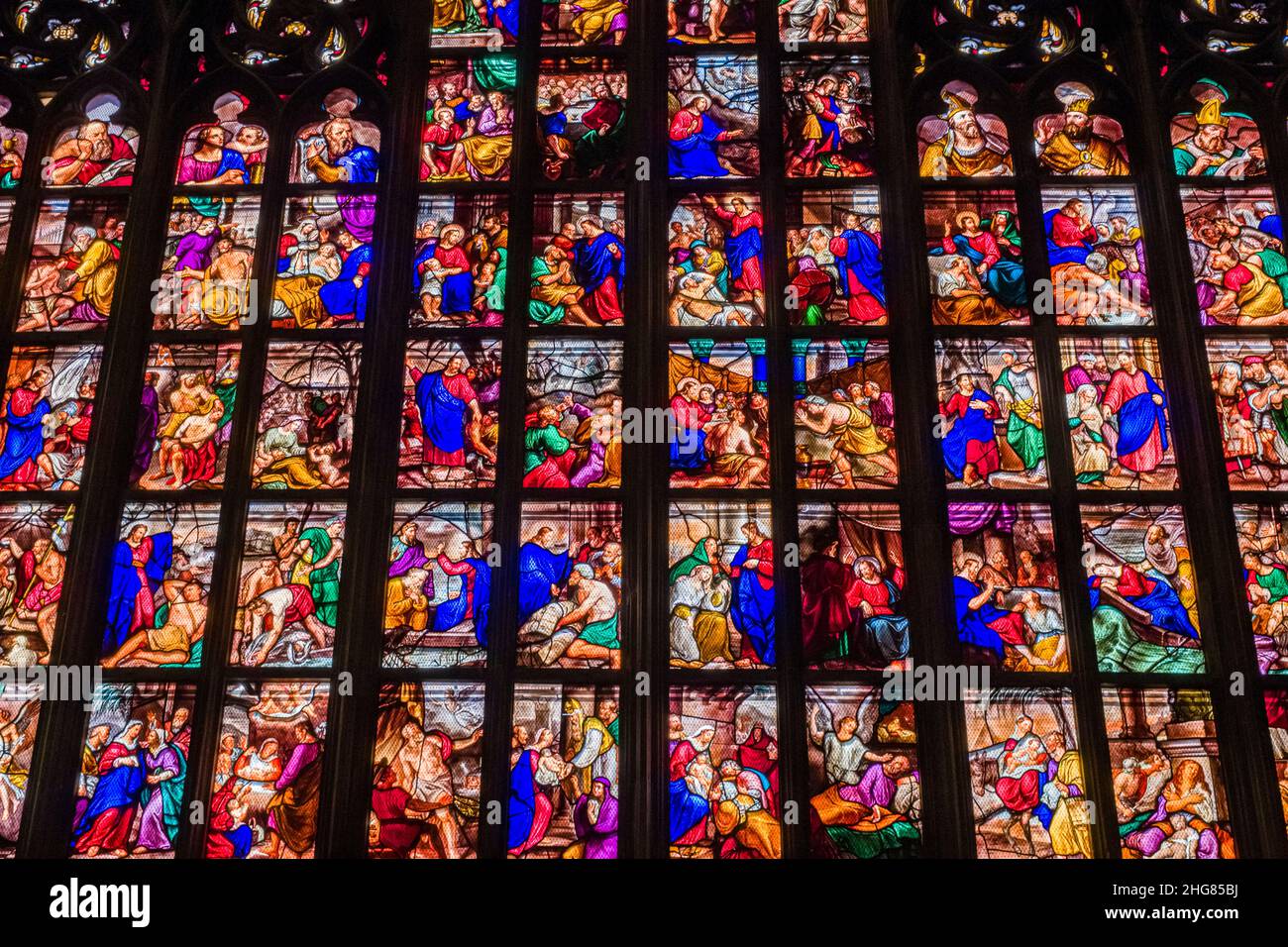 Ein Detail der prächtigen bunten Buntglasfenster im Mailänder Dom. Stockfoto