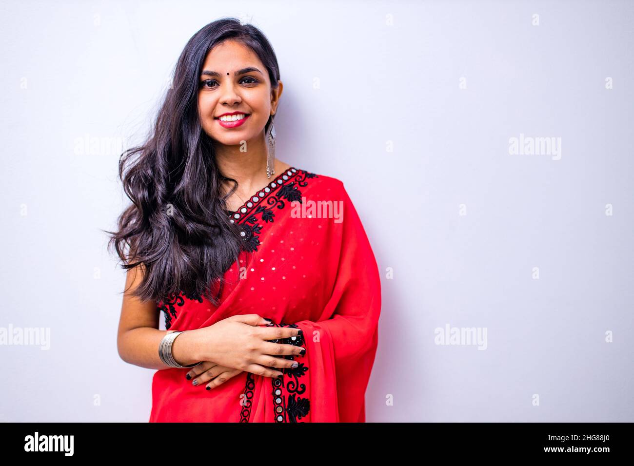 Schöne indische Frau in traditionellem Sari-Kleid mit Blick auf Kamera-Bindi auf der Stirn Stockfoto