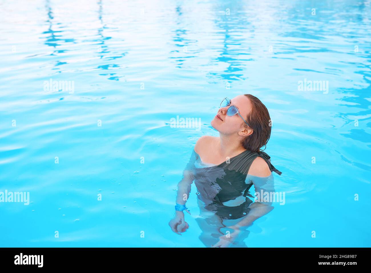 Wunderschöne Frau, die am Pool chillen kann. Sommer, Erholung, Reisekonzept Stockfoto