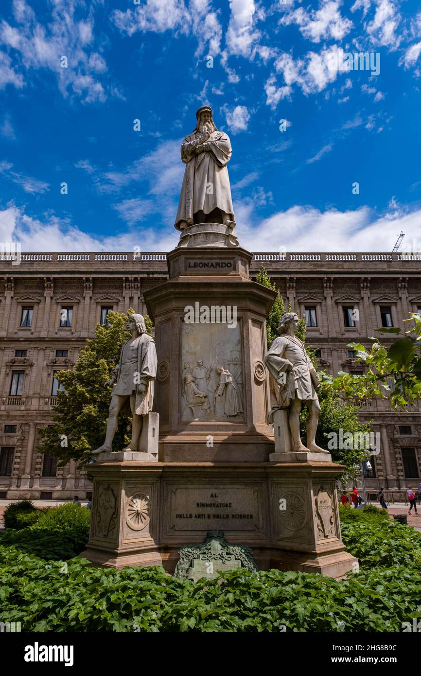 Der Bildhauer Pietro Magni schuf 1872 die Statue von Leonardo da vinci vor der Mailänder Opernhaus-scala. Stockfoto