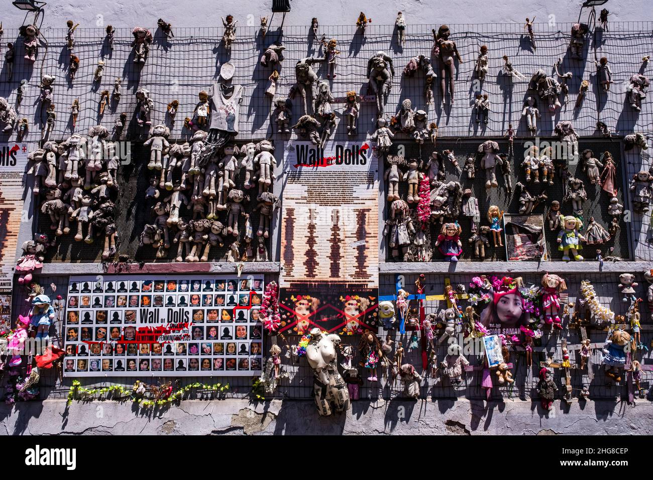 The Wall of the Dolls, il Muro delle Bambole, eine Kunstinstallation, die das Bewusstsein für Gewalt gegen Frauen schärft. Stockfoto