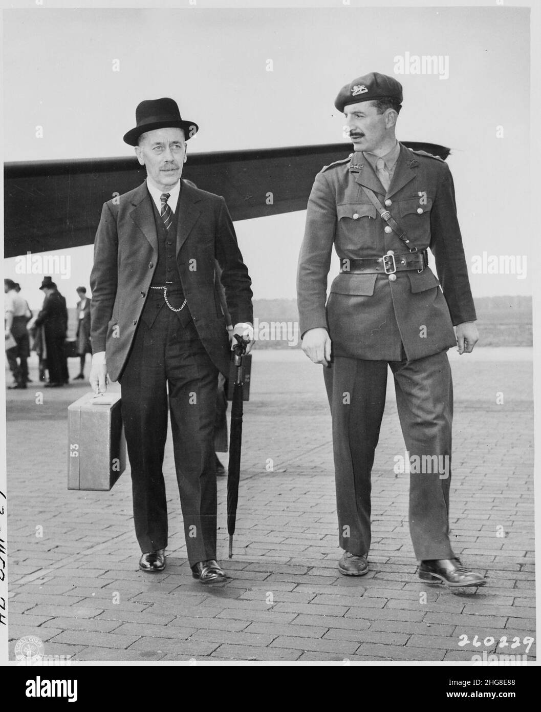 Sir Alexander Cadogan, Ständiger Unterstaatssekretär des britischen Außenministeriums, und Oberst David Bevan (rechts)... Stockfoto