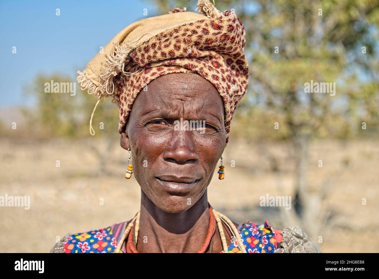 Namibia. Porträt einer Frau im Damaraland Stockfoto