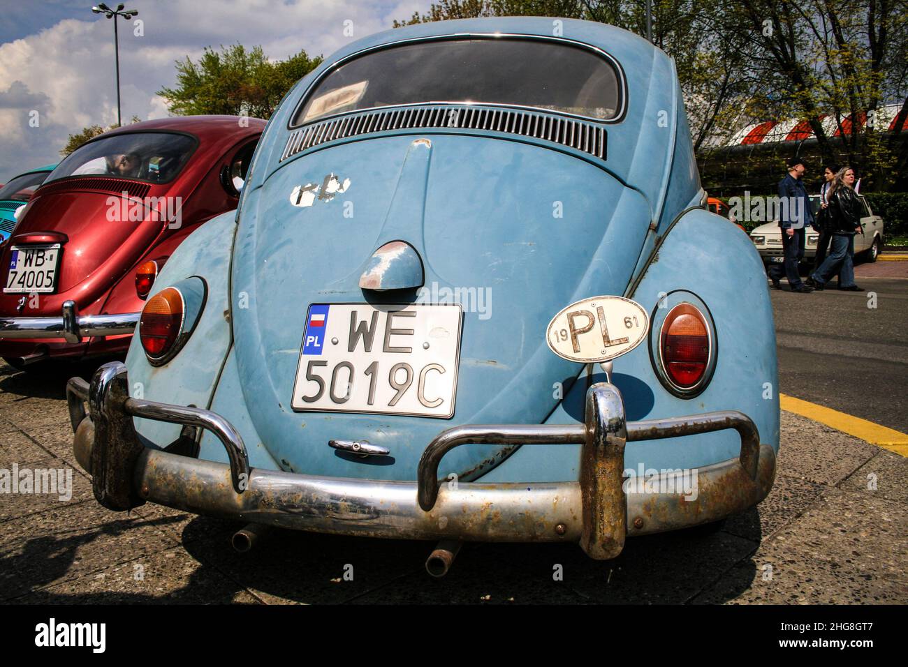 Warschau, Polen - 1. Mai 2008: Rückansicht des blau abgenutzten Volkswagen Typ 1 Beetle Stockfoto