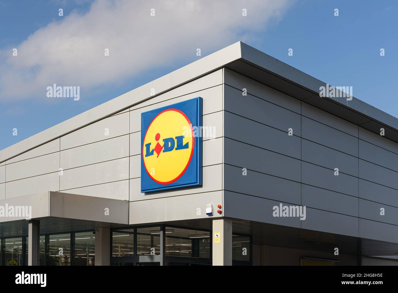 VALENCIA, SPANIEN - 13. JANUAR 2022: Lidl ist eine deutsche internationale Discounter-Kette, die in Europa und den USA tätig ist Stockfoto