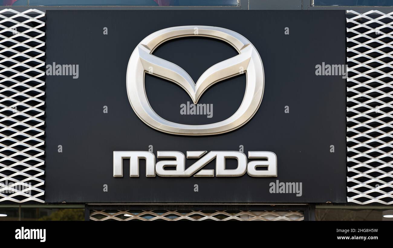 VALENCIA, SPANIEN - 13. JANUAR 2022: Mazda ist ein japanischer multinationaler Automobilhersteller Stockfoto