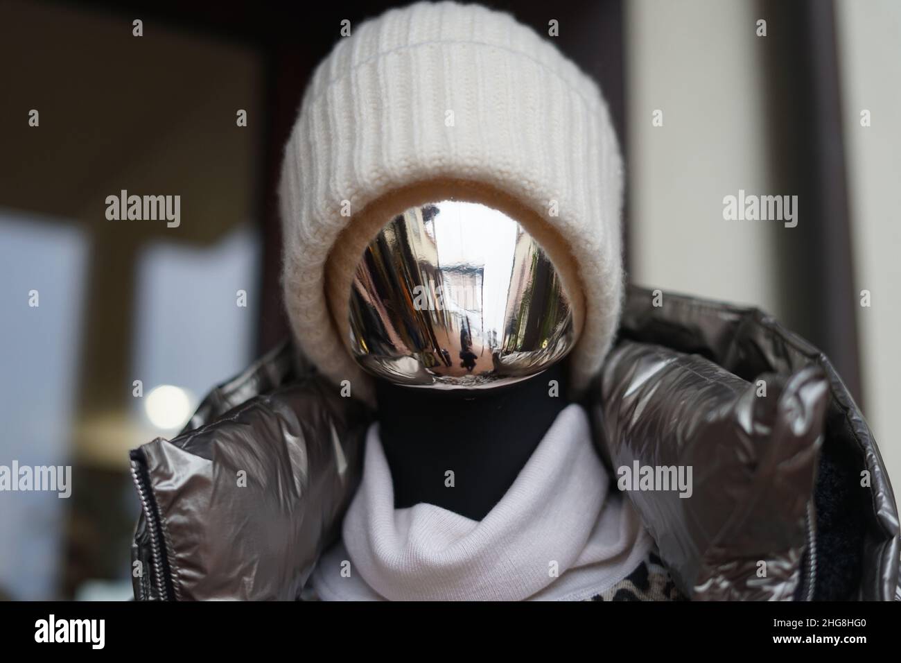 Schaufensterpuppe in einem Schaufenster mit Blick nach draußen Stockfoto