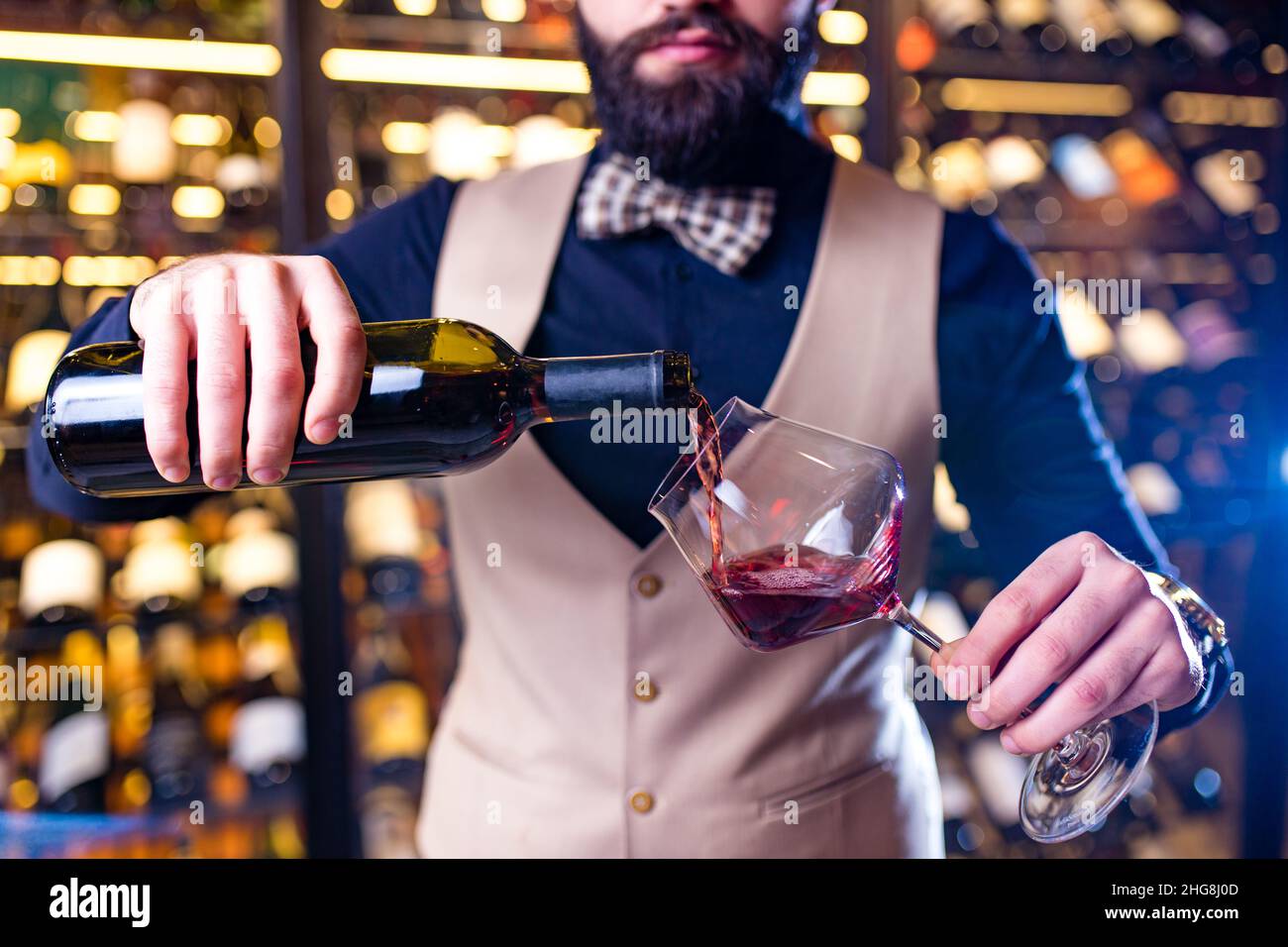 ein arabischer Sommelier, der ein Getränk im Luxe Hotel zu schätzen weiß Stockfoto