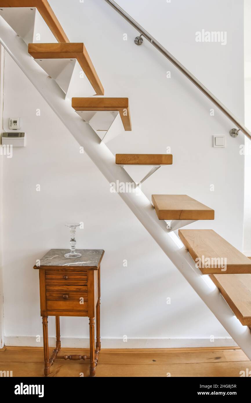 Atemberaubende stilvolle Holztreppe mit bequemen Handläufen Stockfoto