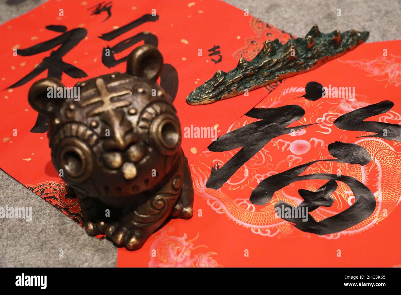 19. Januar 2022, Peking, Peking, China: Kupfertigerskulptur des Künstlers Han Meilin. (Bild: © SIPA Asia via ZUMA Press Wire) Stockfoto
