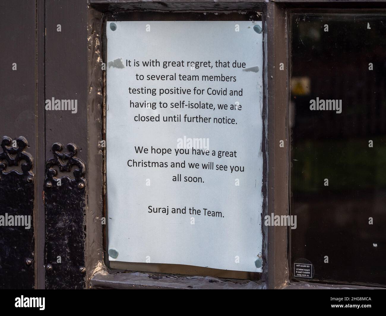 Eine entschuldigende Nachricht an einer Kneipentür, in der erklärt wird, dass der Pub wegen einer Beschauerung über Weihnachten geschlossen werden muss; Greyhound, Milton Malsor, Northamptonshire, Großbritannien Stockfoto