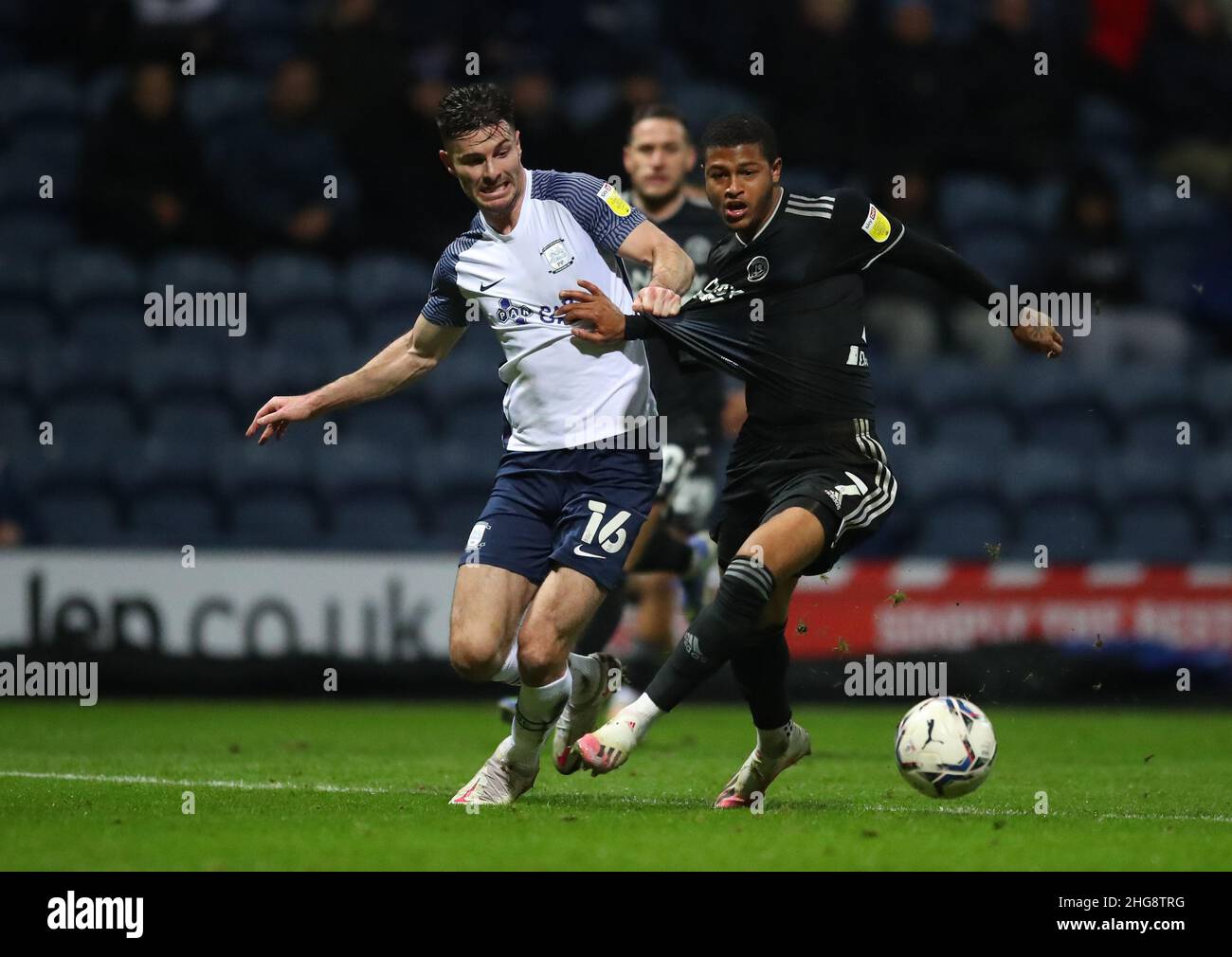 Preston, England, 18th. Januar 2022. Andrew Hughes von Preston und Rhian Brewster von Sheffield Utd während des Sky Bet Championship-Spiels in Deepdale, Preston. Bildnachweis sollte lauten: Simon Bellis / Sportimage Stockfoto