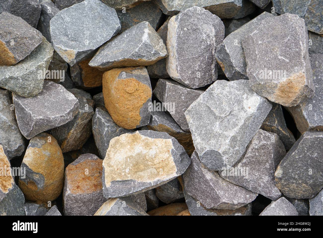 Flusssteinfundament ist eine Art flaches Fundament, das in Gebäuden mit leichten Lasten wie Häusern verwendet wird. Das Flusssteinfundament ist zusammengesetzt. Stockfoto