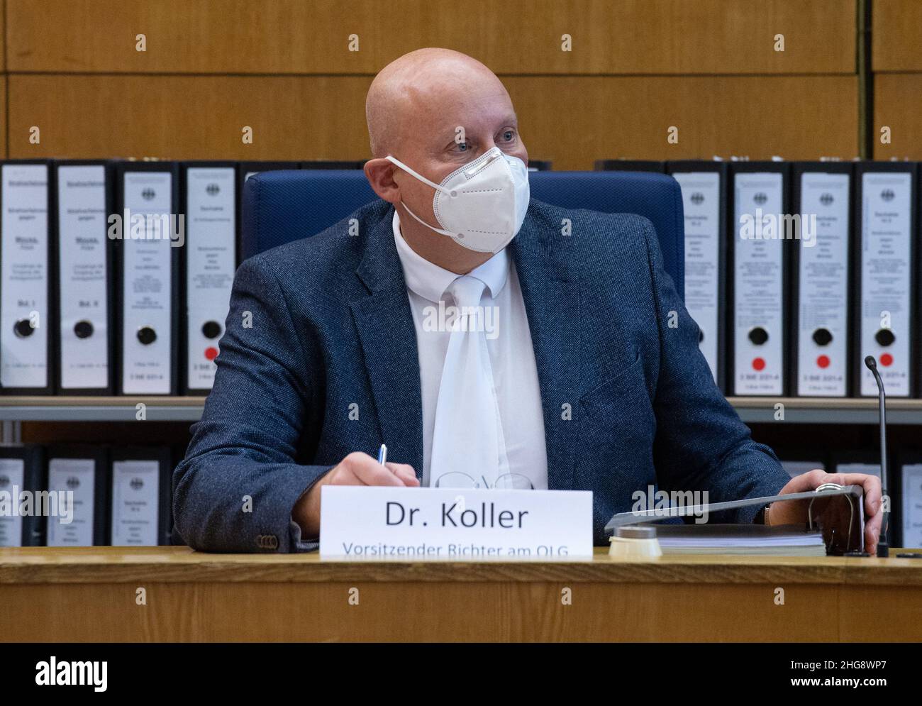 19. Januar 2022, Hessen, Frankfurt/Main: Vorsitzender Richter Christoph Koller eröffnet den Prozess gegen einen in Syrien geborenen Arzt. Ein weiterer Prozess wegen Verbrechen gegen die Menschlichkeit im Bürgerkriegsland Syrien beginnt am Mittwoch vor dem Oberlandesgericht. Der Angeklagte ist ein 36-jähriger Arzt. Die Staatsanwaltschaft wirft ihm Folter und die vorsätzliche Tötung eines Gefangenen vor. In den Jahren 2011 und 2012 soll er Häftlingen in einem Armeekrankenhaus und einem Militärgeheimdienstgefängnis in Homs schwere körperliche und geistige Schäden zugefügt haben. Foto: Boris Roessler/dpa Pool/dpa Stockfoto