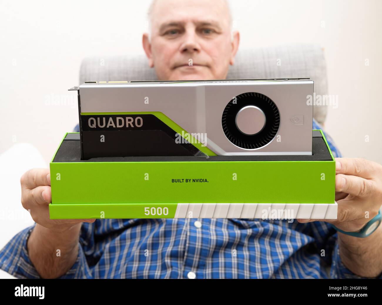 Paris, Frankreich - 28. März 2019: Leitender Ingenieur hält pov mit Blick auf die neue GPU Nvidia Quadro RTX 5000, die auf der Turing-Mikroarchitektur basiert, und verfügt über Echtzeit-Raytracing Stockfoto