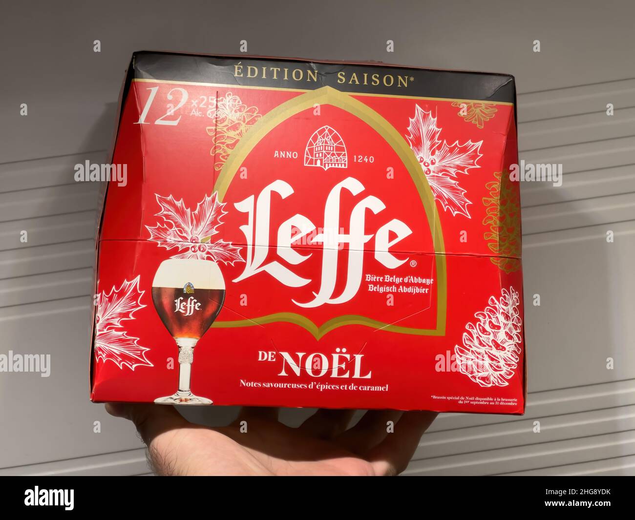 Paris, Frankreich - 7. Jan 2022: POV männliche Hand Paket mit Leffe Noel Weihnachtsbier spezielle Winter Feiertage Ausgabe Stockfoto