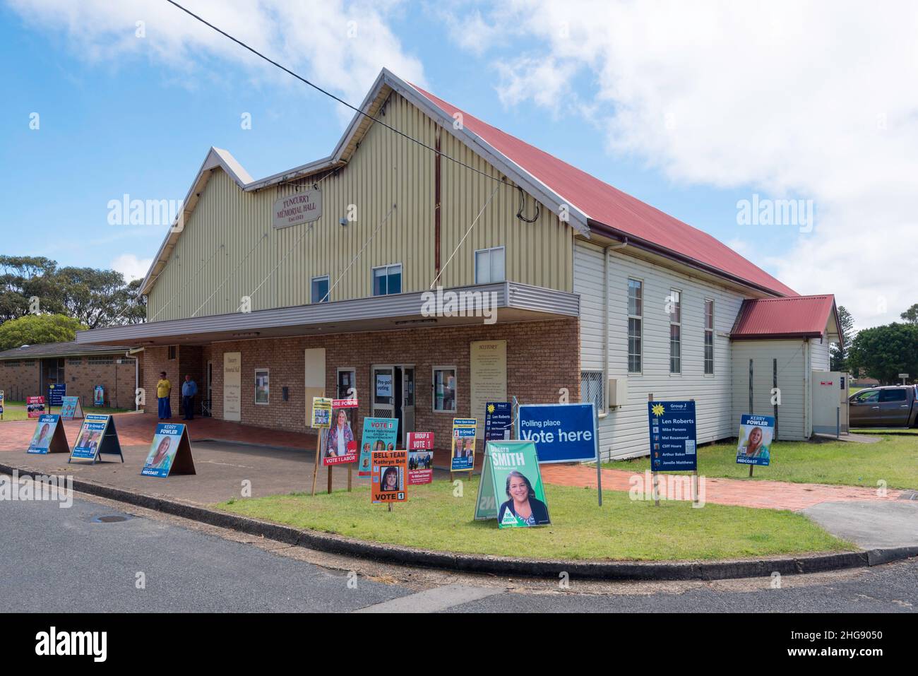 Die Tuncrys Memorial Hall, die 1921 zum Gedenken an die Kämpfer von WW1 erbaut wurde, ist von politischen Plakaten für die Wahlen zum gemeinderat umgeben Stockfoto