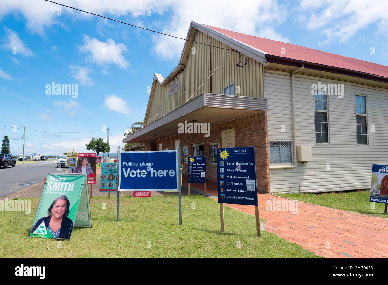 Die Tuncrys Memorial Hall, die 1921 zum Gedenken an die Kämpfer von WW1 erbaut wurde, ist von politischen Plakaten für die Wahlen zum gemeinderat umgeben Stockfoto