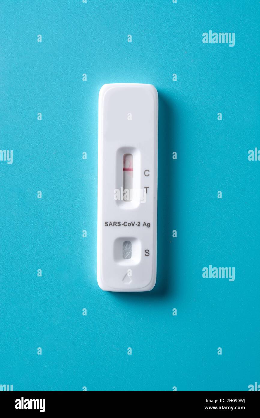 Covid-19 Schnellantigen-Test auf blauem Hintergrund Stockfoto