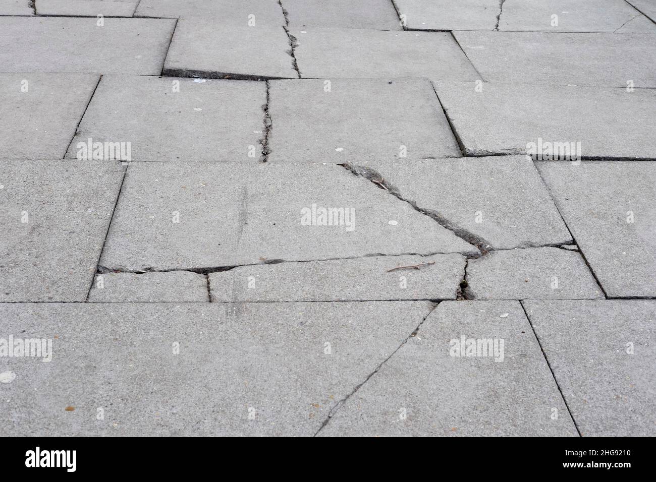 Gebrochene und rissige Pflastersteine im Londoner Stadtteil Westminster. Stockfoto