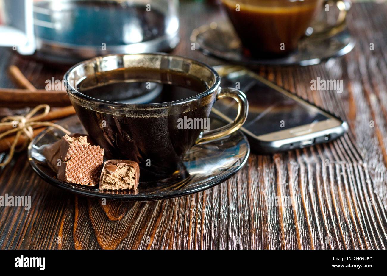 Schwarzer Kaffee und Schokolade auf dem Tisch Stockfoto