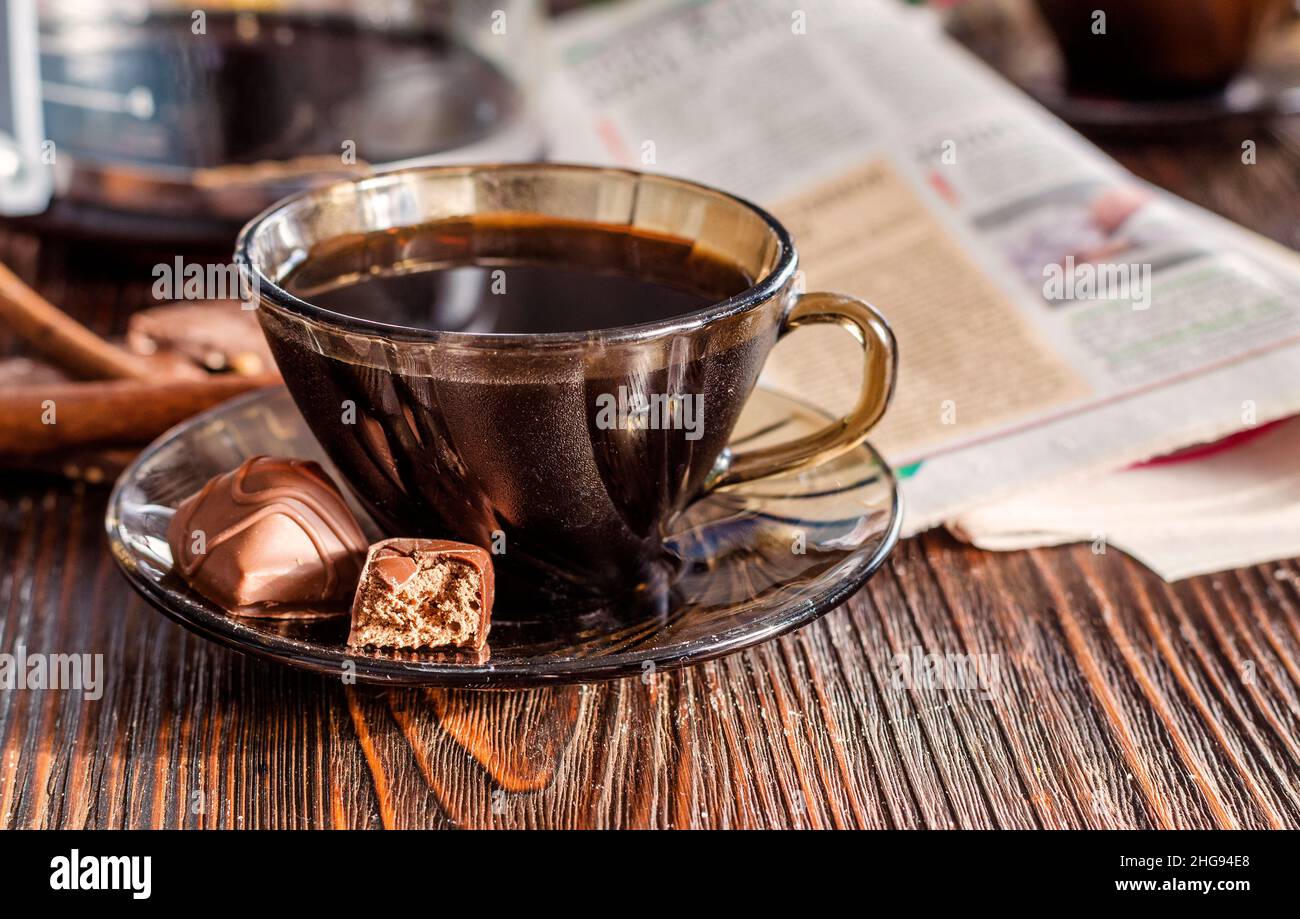 Schwarzer Kaffee und Schokolade auf dem Tisch Stockfoto