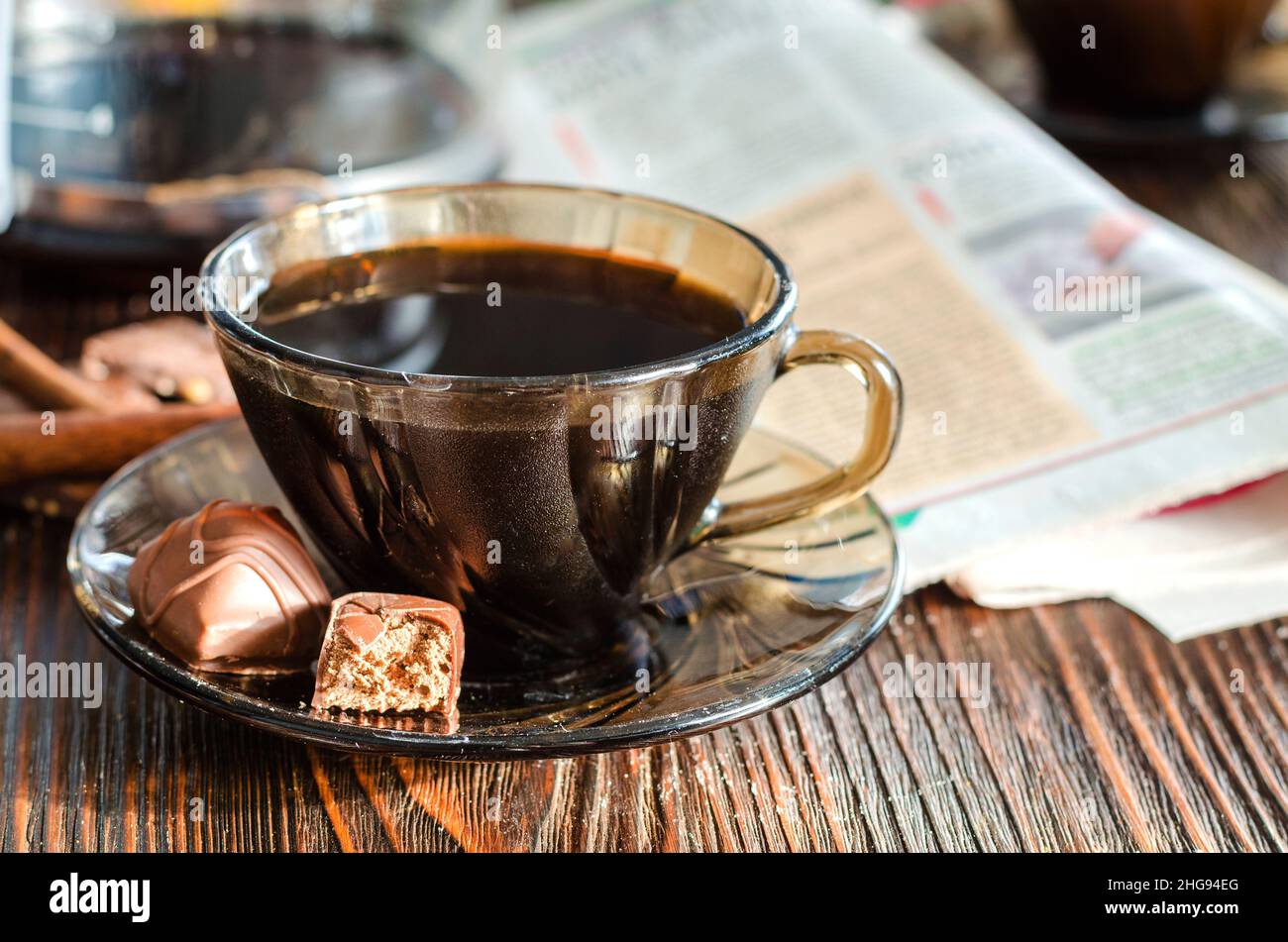 Schwarzer Kaffee und Schokolade auf dem Tisch Stockfoto