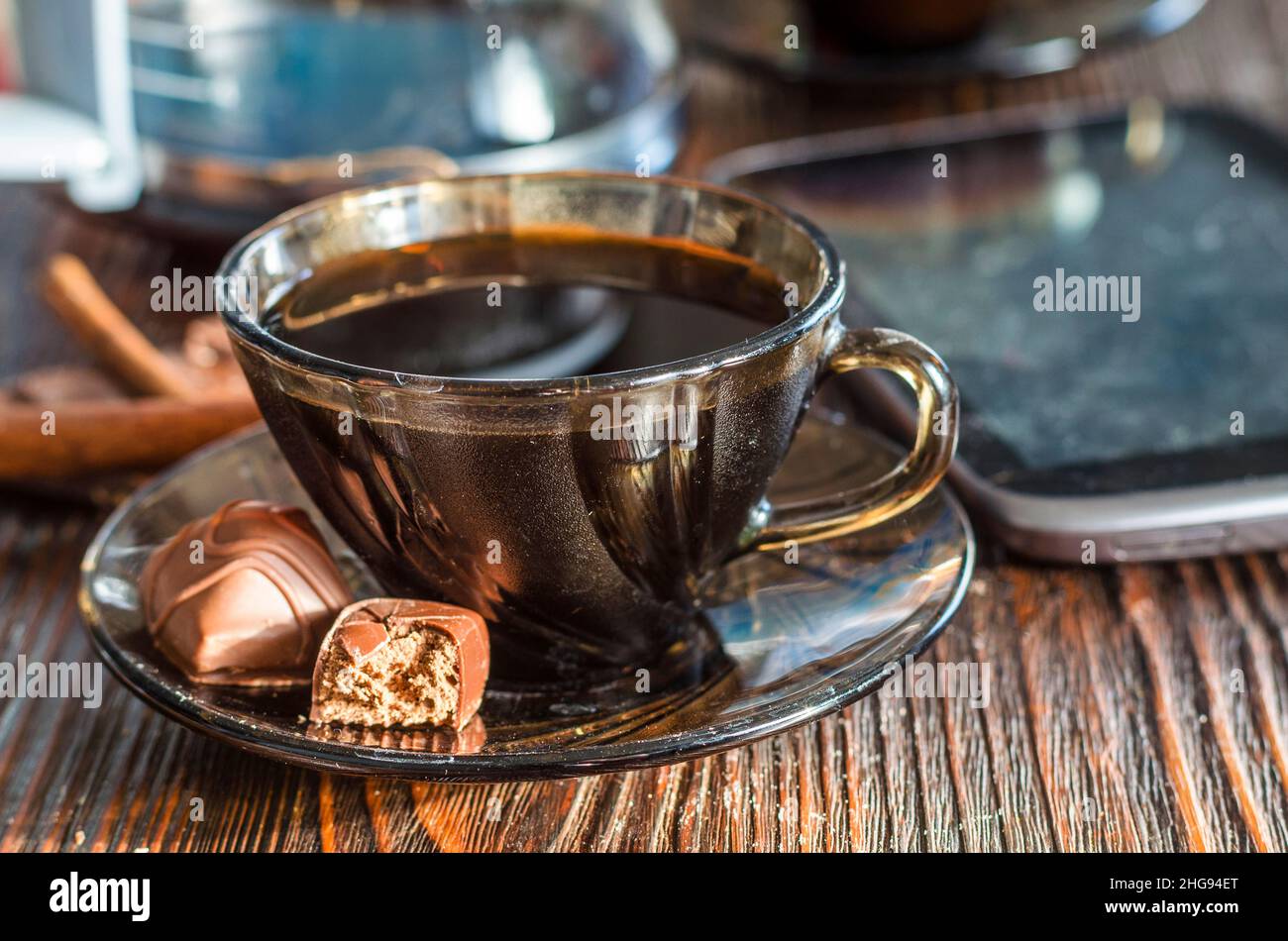 Schwarzer Kaffee und Schokolade auf dem Tisch Stockfoto
