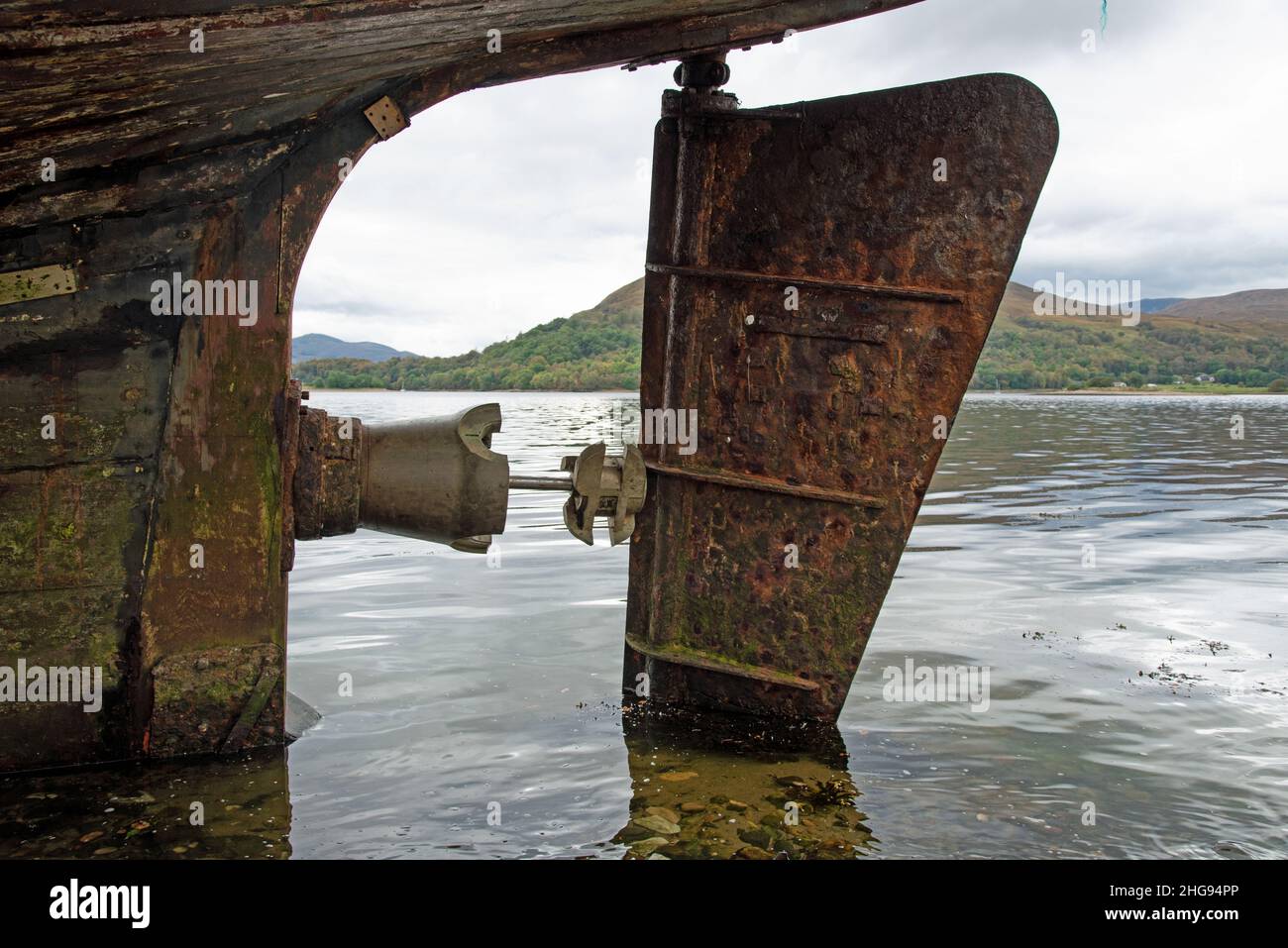 Das alte Boot von Corpach, das alte Fischerboot auf der Schindelküste von Loch Linnhe in der Nähe von Fort William, Schottland Hochland, Großbritannien Stockfoto