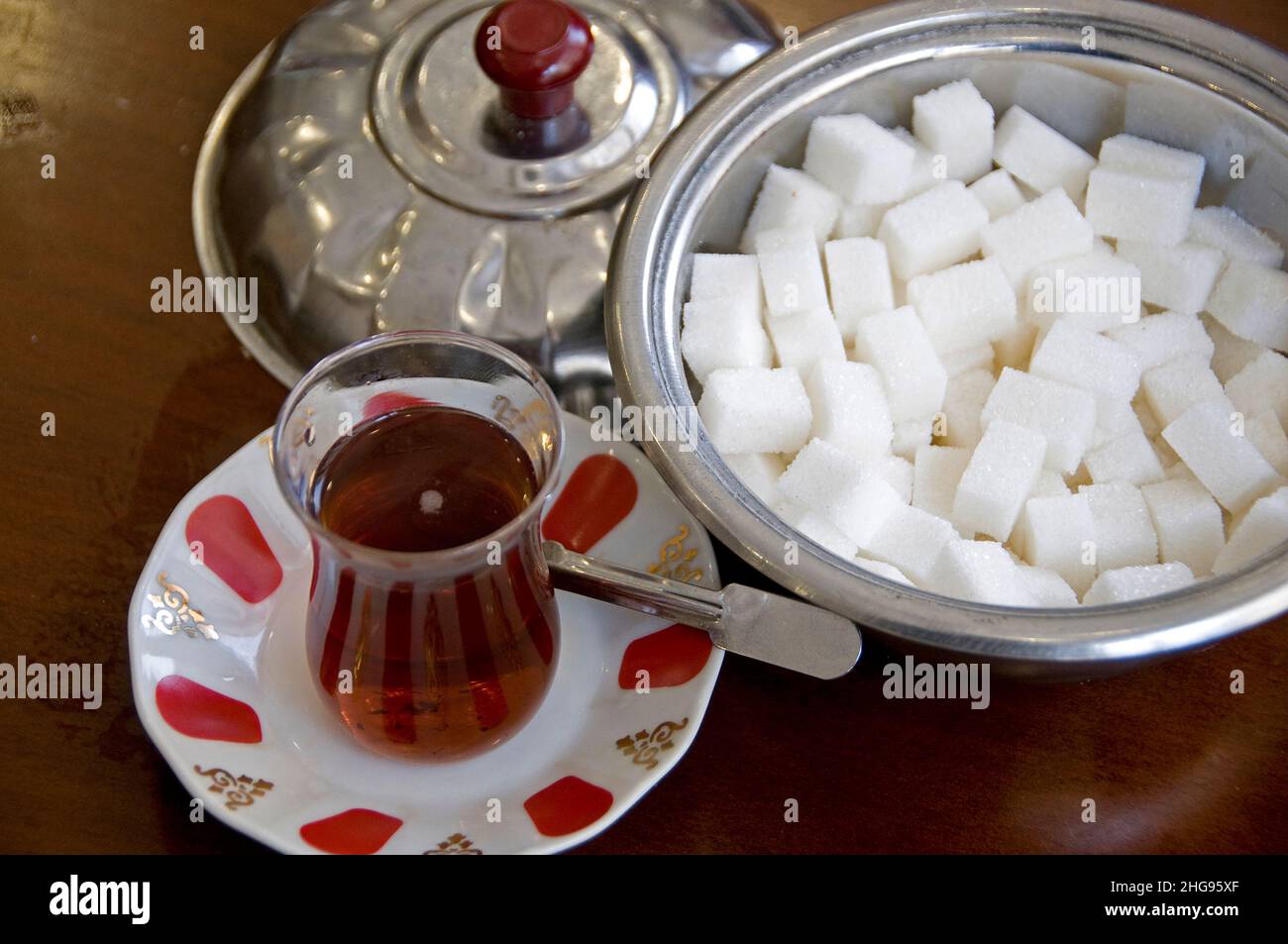 Türkisches Teeglas und Zuckerwürfel Stockfoto