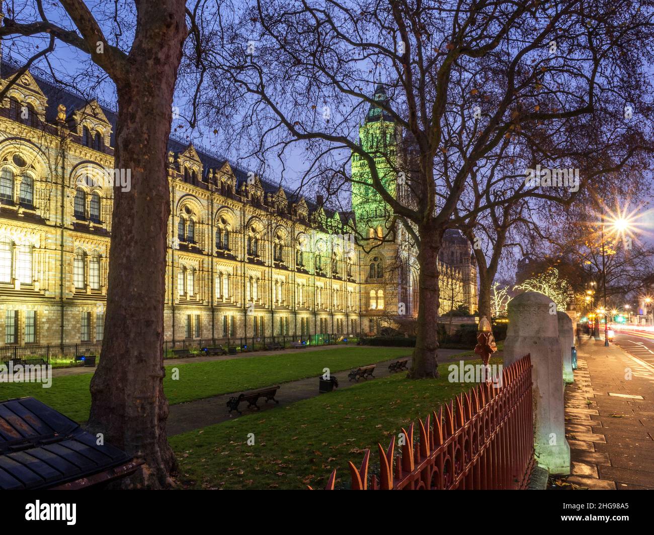 Das Natural History Museum wurde in der Dämmerung Cromwell Road Borough of Kensington und Chelsea London England beleuchtet Stockfoto