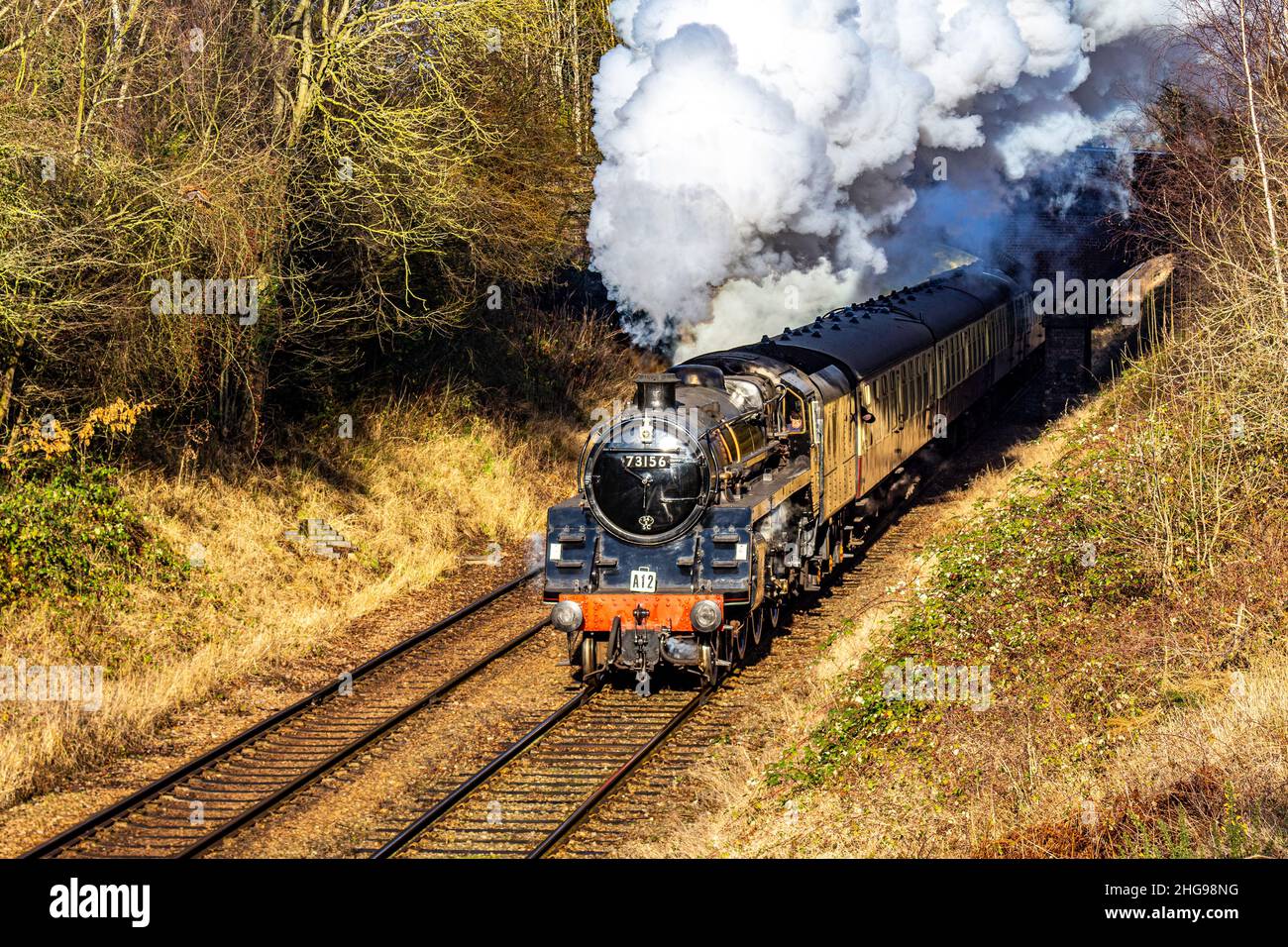 BR Std Class 5 Lokomotive, die einen Personenzug schleppt Stockfoto