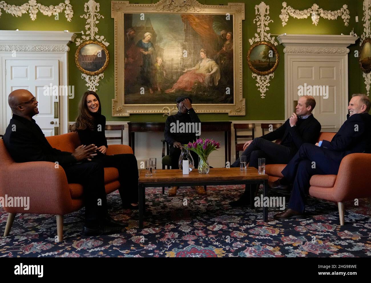 Der Duke (2nd rechts) und die Herzogin von Cambridge hören dem ehemaligen Leichtathletik-Athleten Kriss Akabusi (links) bei einem Besuch im Foundling Museum in London zu, um mehr über den Pflegesektor zu erfahren und Vertreter aus dem gesamten System zu treffen, einschließlich derjenigen mit direkter Erfahrung im Leben in der Pflege. Bilddatum: Mittwoch, 19. Januar 2022. Stockfoto