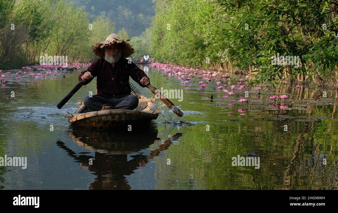 Huong Temple River in Vietnam, wunderschöne Landschaft und Landschaft, sehr entspannende Atmosphäre Stockfoto