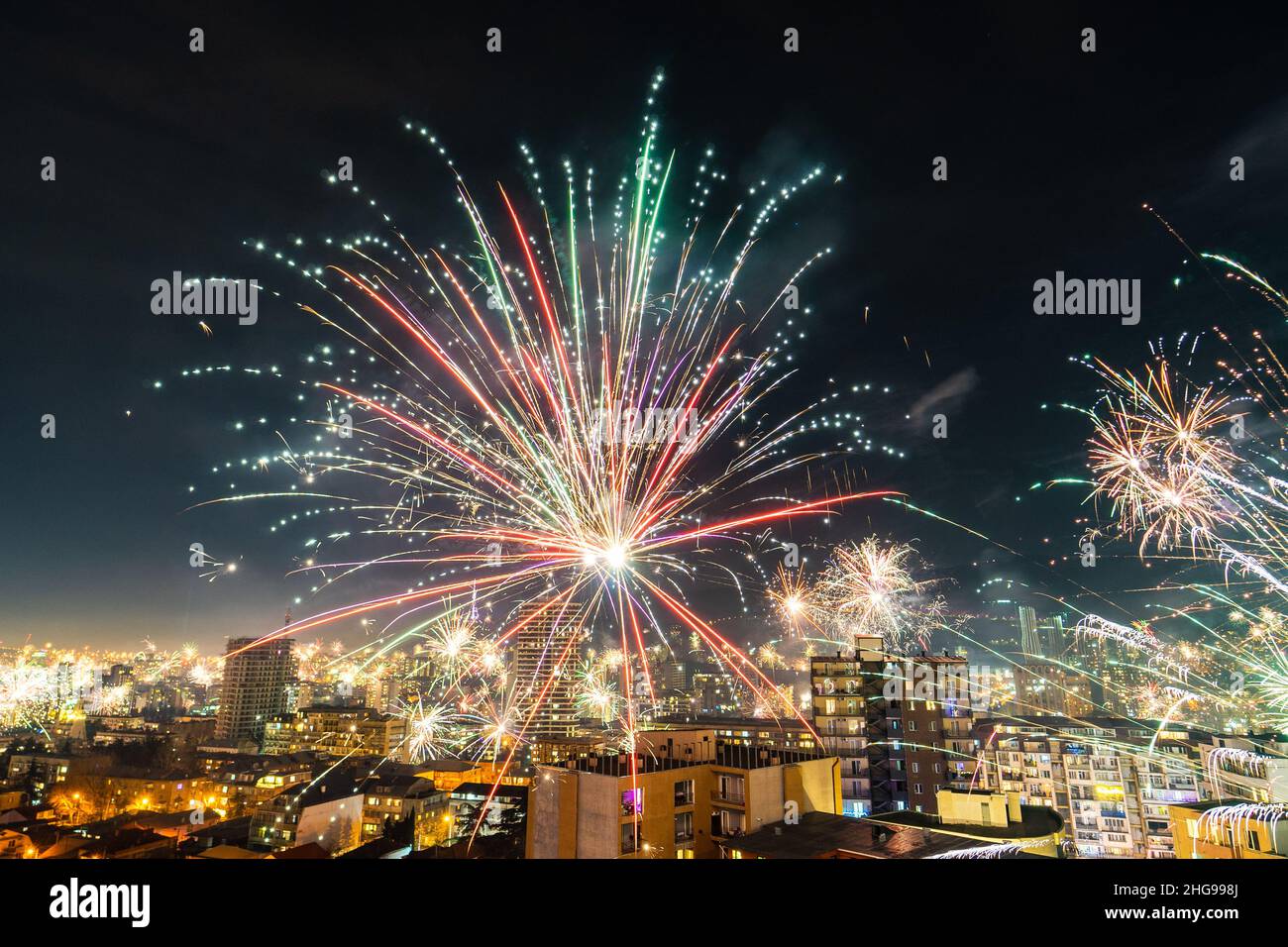 Feuerwerk über dem Stadtbild bei Nacht, Tiflis, Georgien Stockfoto