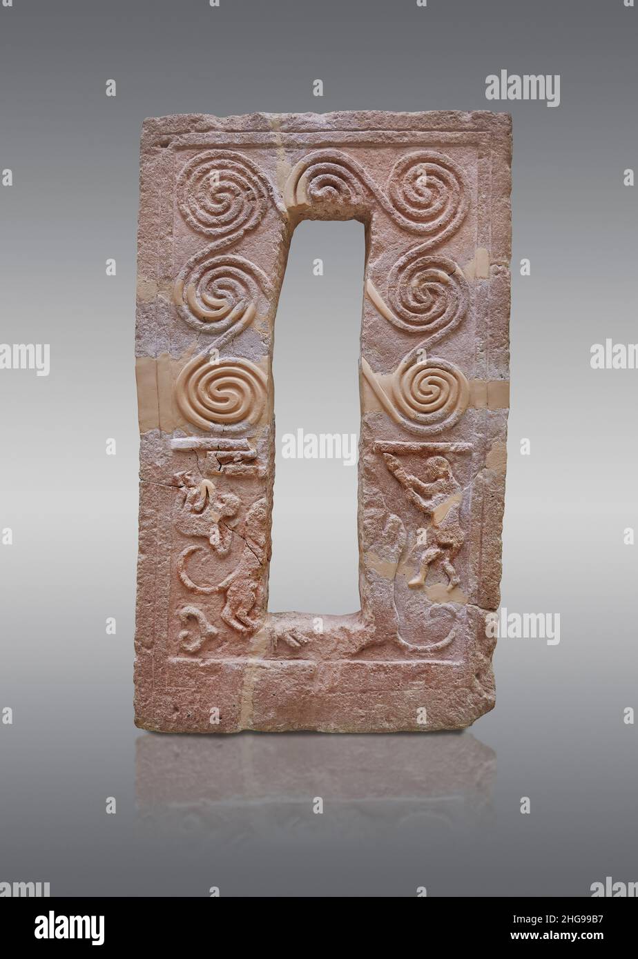 Mykenische Garve-Stele mit Spiralrelief und Löwenjagd, 1600 - 1500 v. Chr., Grab R Mykene. Archäologische Stätte Museum Mycenae. Die obere Hälfte des t Stockfoto