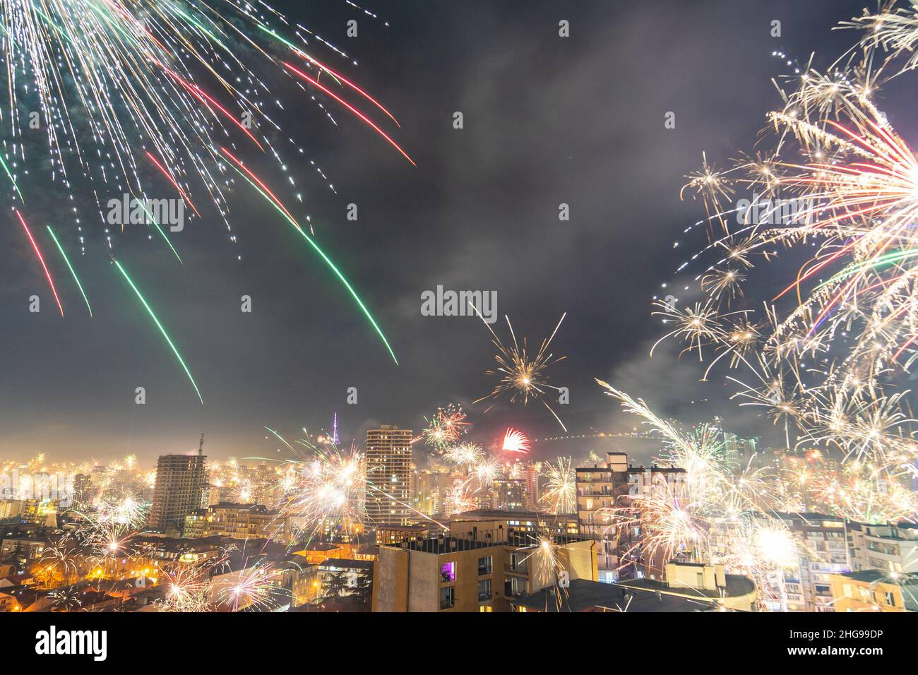 Feuerwerk über dem Stadtbild bei Nacht, Tiflis, Georgien Stockfoto