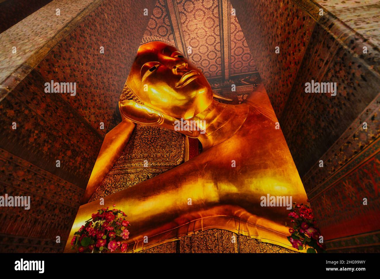 Nahaufnahme einer goldenen Buddha-Statue in Liegeposition, Wat Pho Temple Complex, Phra Nakhon District, Bangkok, Thailand Stockfoto