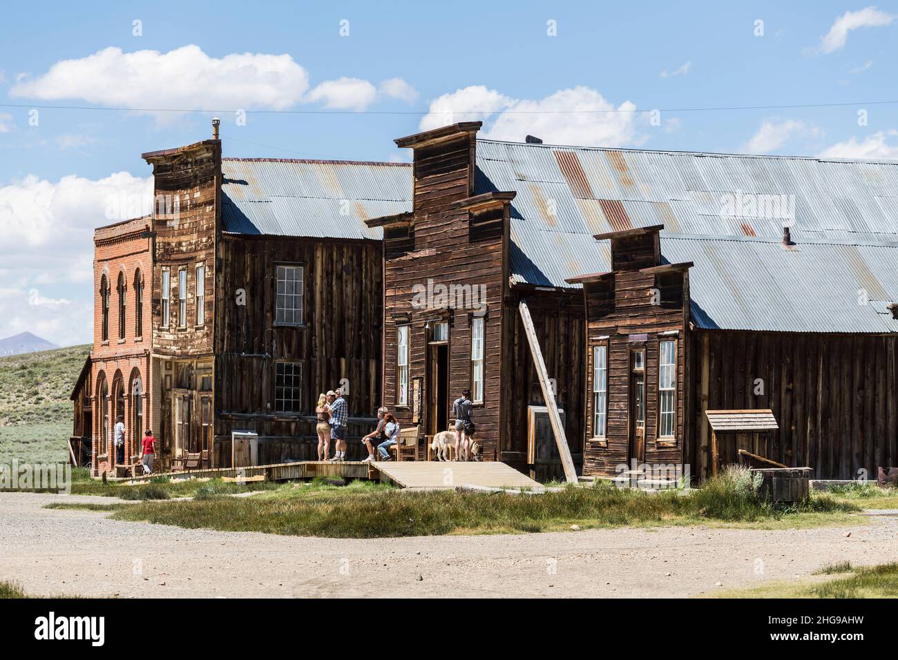 Bodie, California, USA - 6. Juli 2015: Sommertouristen besichtigen historische Strukturen im kalifornischen Bodie State Historic Park. Stockfoto