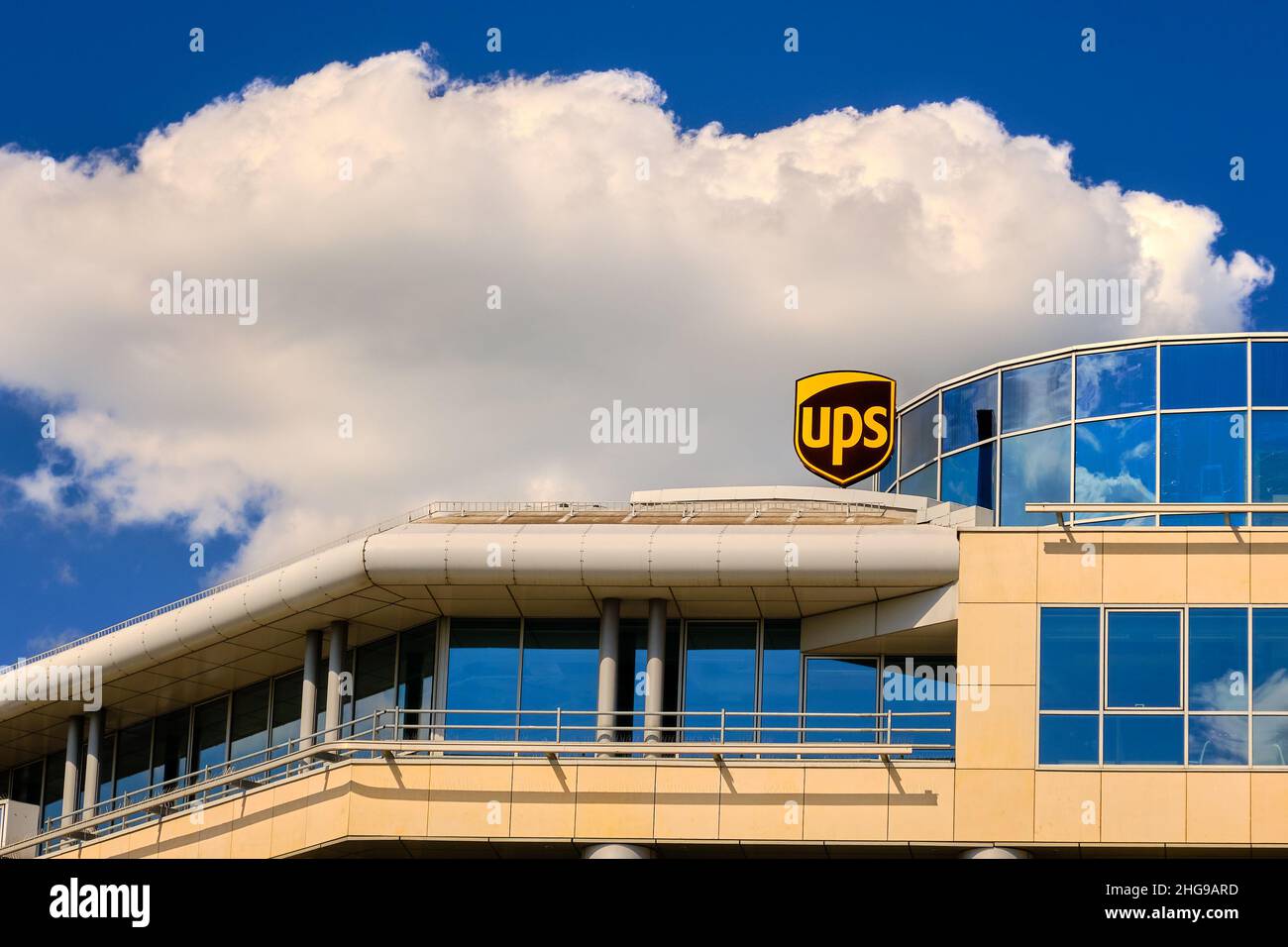 Breslau, Polen - 6. Jun 2021: Nahaufnahme des UPS-Schildes am Gebäude. Amerikanisches multinationales Paketzustellungsunternehmen. Stockfoto