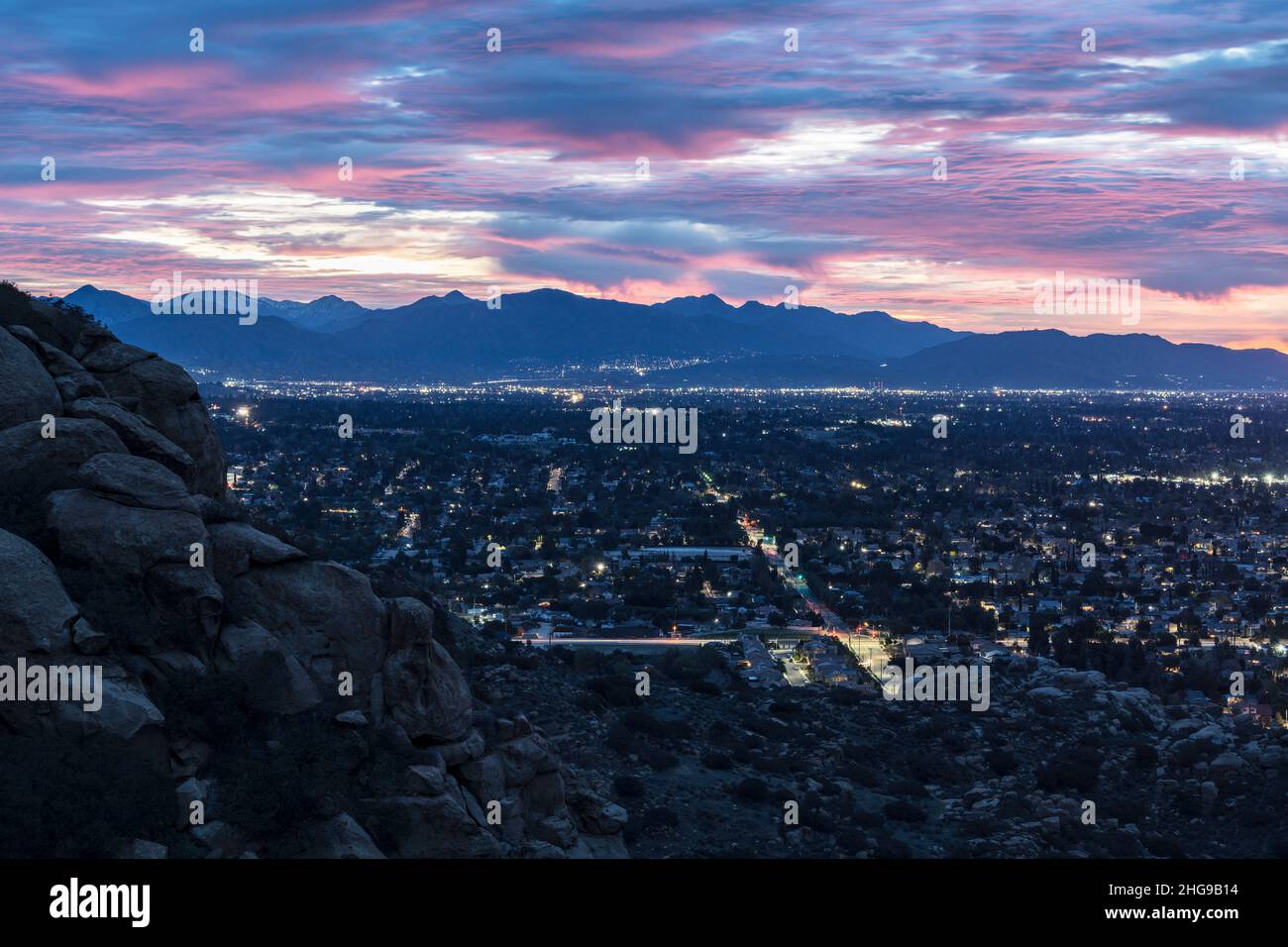 Farbenfrohe Sicht auf das San Fernando Valley und die San Gabriel Mountains in Los Angeles, Kalifornien. Foto aufgenommen am Santa Susana Pass. Stockfoto