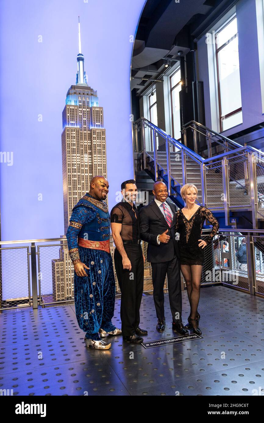 Der Schauspieler Michael James Scott, der Schauspieler Michael Scirrotto, der Bürgermeister Eric Adams und die Schauspielerin Charlotte d'Amboise posieren auf der großen Treppe des ESB, um NYC Winter Outing zu starten, um den Tourismus in der Stadt im Empire State Building zu fördern. NYC Winter Outing umfasst festpreismenüs in mehr als 500 Restaurants, 2 Tickets für 1 für 17 Broadway-Shows und mehr als 45 Museen, Touren und darstellende Kunst sowie 22 % Rabatt auf die Standardpreise in fast 130 teilnehmenden Hotels in allen fünf Bezirken von Januar 18 bis Februar 13. (Foto von Lev Radin/Pacific Press) Stockfoto