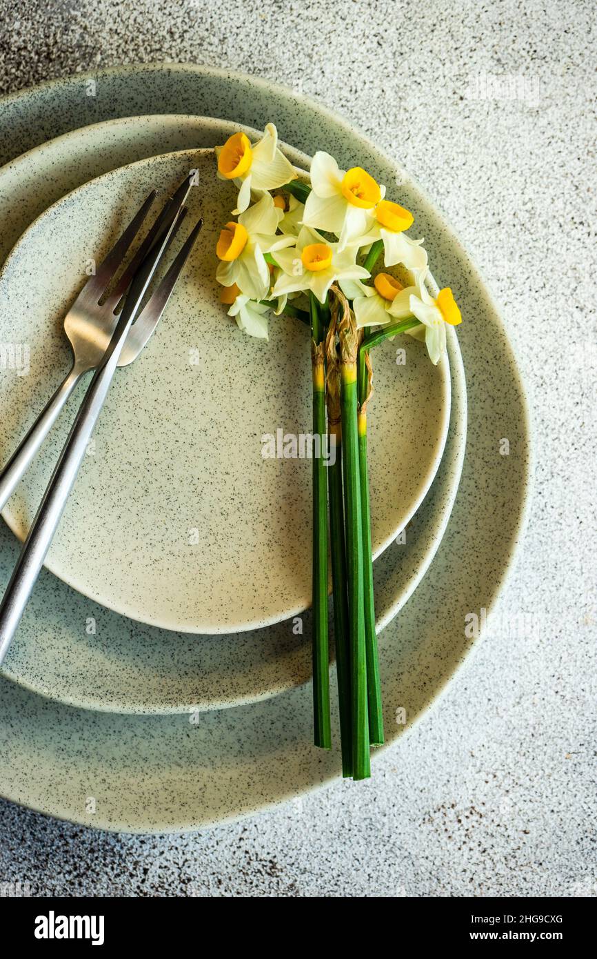 Blick von oben auf einen Osterort mit Narzissen-Blumen Stockfoto