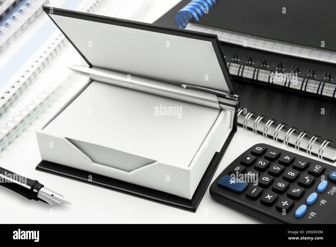 Notizblöcke in einer Box und Rechner auf dem Schreibtisch Stockfoto