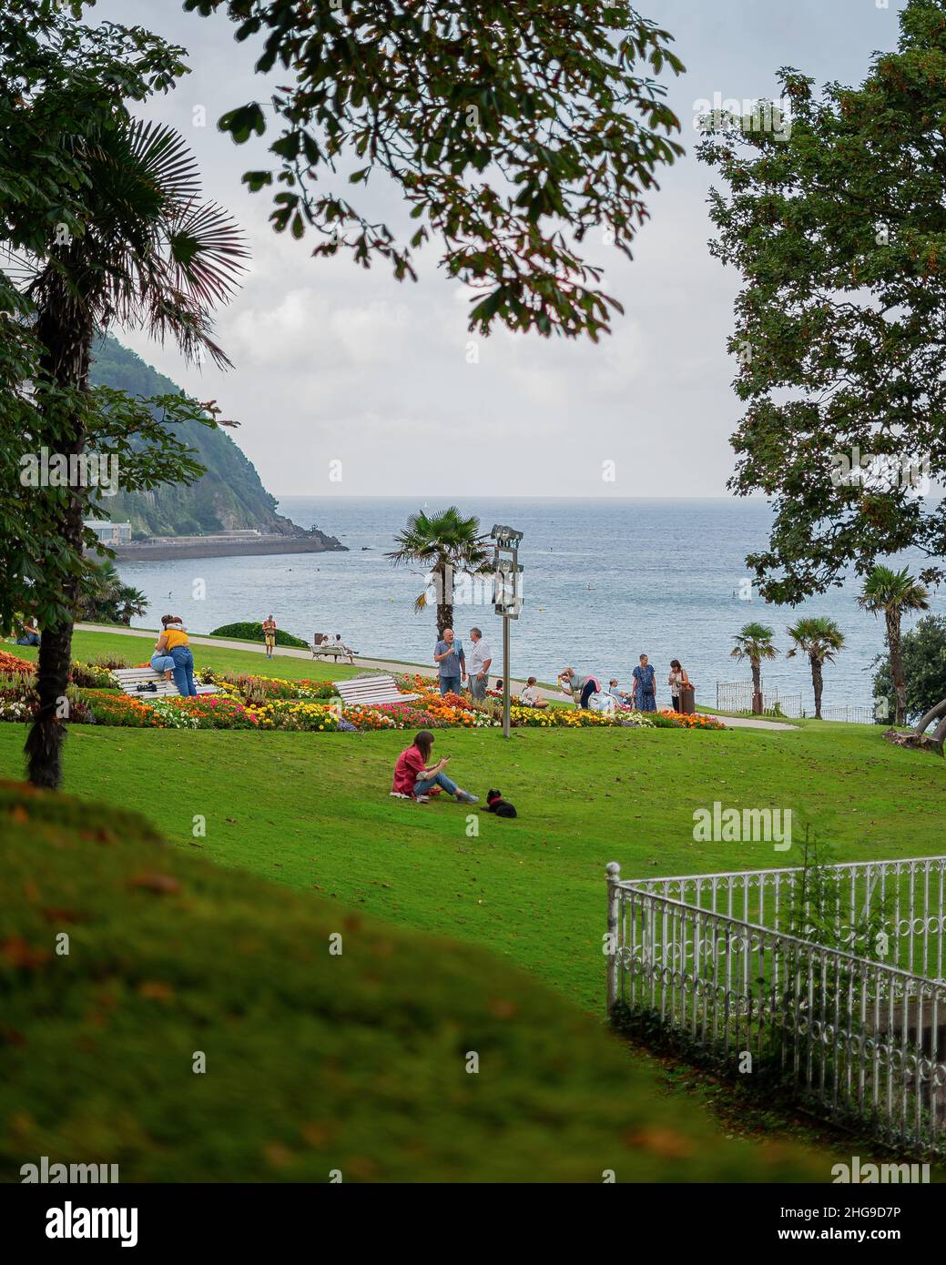 Menschen aus San Sebastian am Basoerdi Parkea mit dem atlantischen Ozean und Santa Claras Insel im Hintergrund Stockfoto