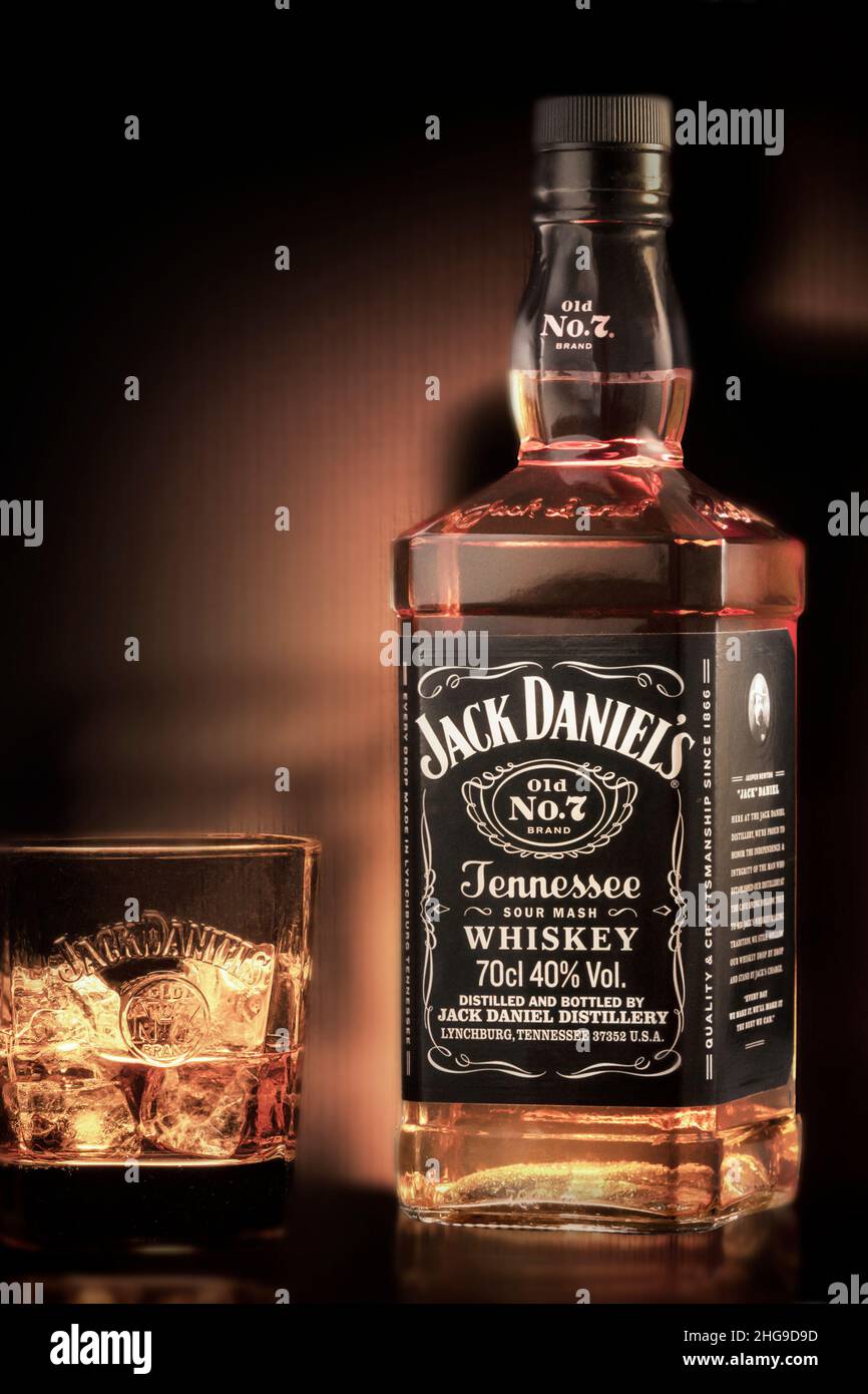 Krasnoyarsk, Russland, 2022 19. Januar: Eine Flasche Jack Daniels Whiskey ist ein legendärer amerikanischer Whiskey aus Tennessee. Stillleben mit einem Glas Eis. A Stockfoto