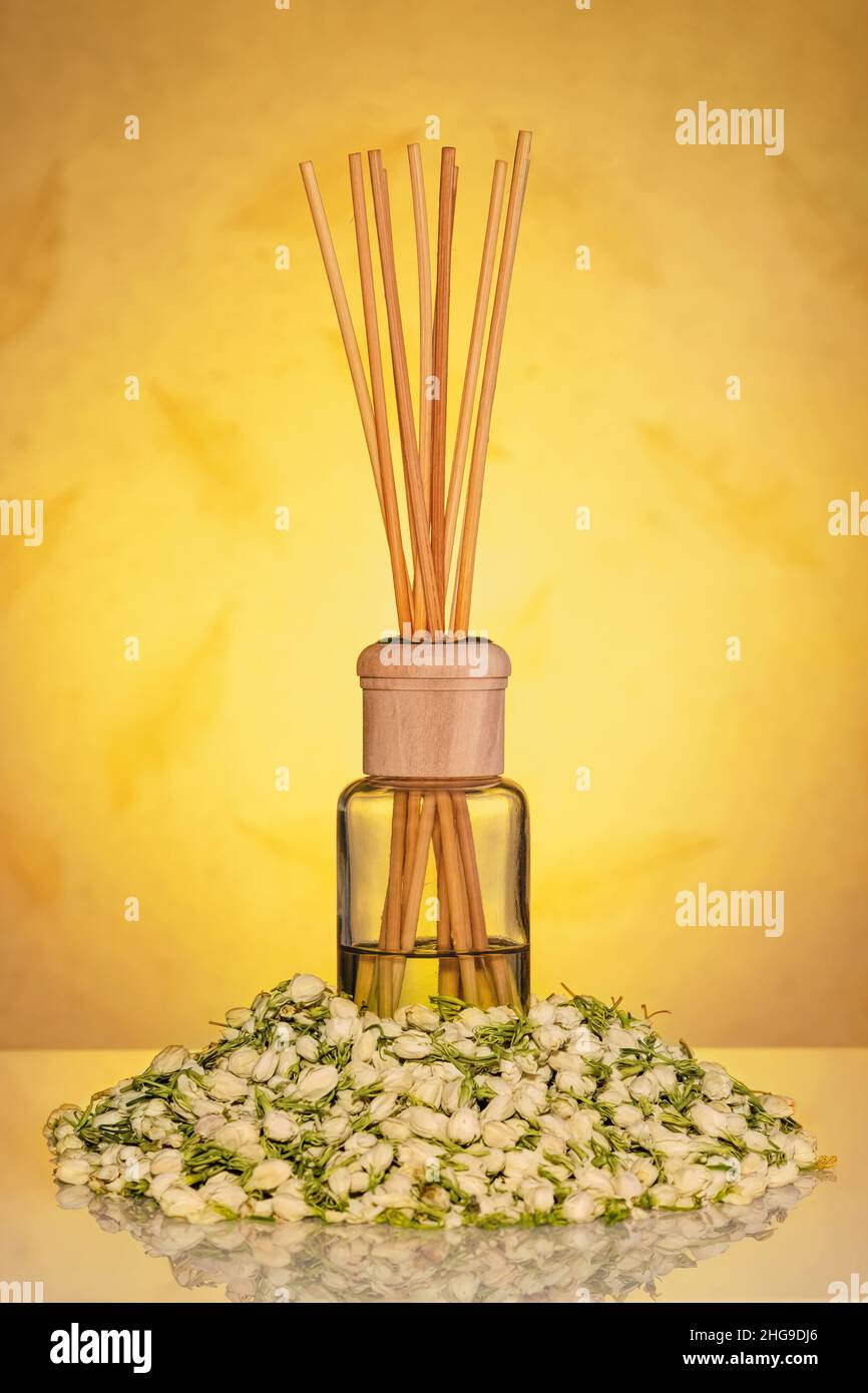 Home Duftspender mit Holzstäbchen mit getrockneten Jasminblüten. Stockfoto