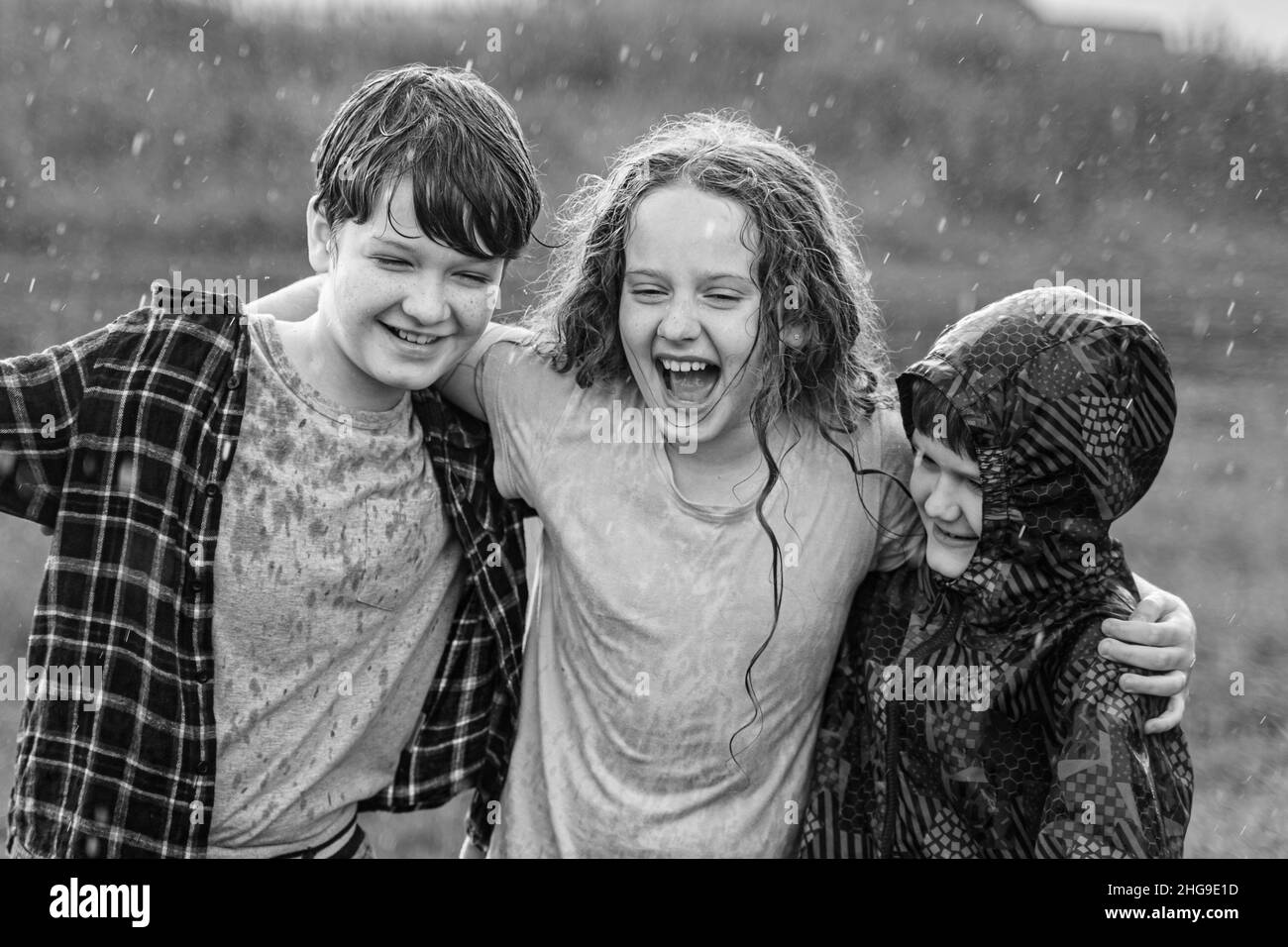 Schwarzweiß-Porträt. Kinder lächeln im Freien. Freundschaftskonzept. Stockfoto