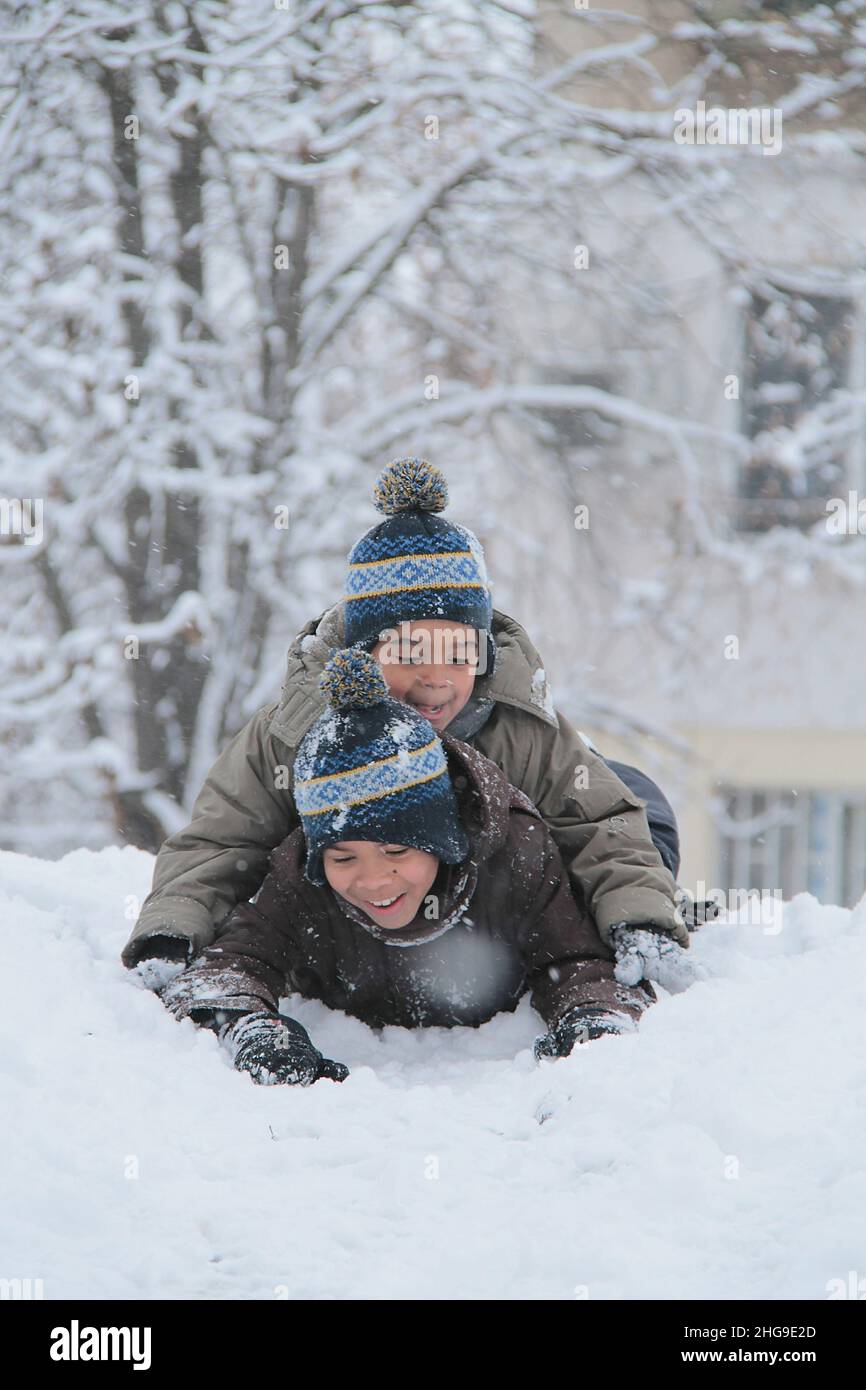 Zwei Jungen, die im Schnee spielen, Bulgarien Stockfoto