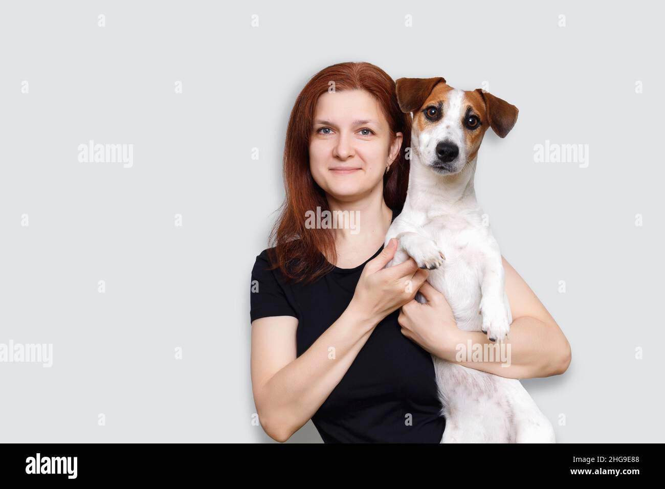 Brünette Mädchen umarmt ihren Hund Freund. Herzwärmemotion. Friends-Konzept. Stockfoto